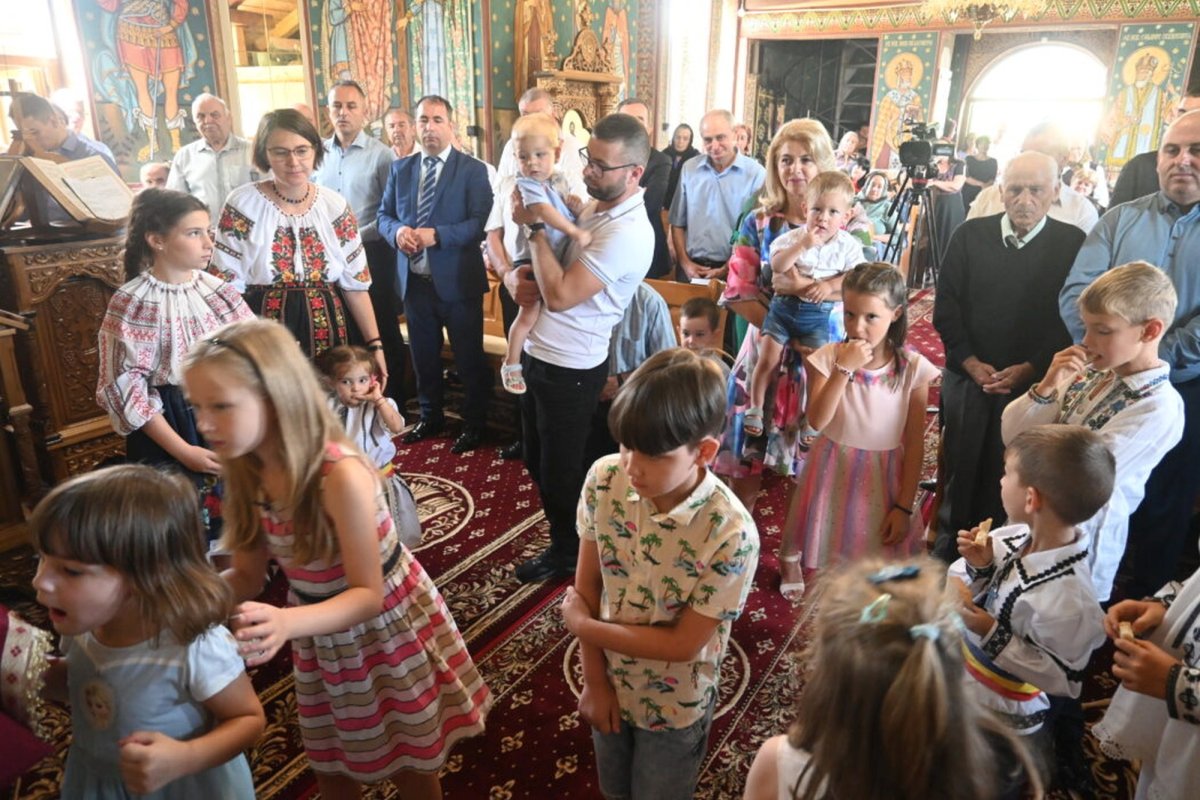 Slujbă de reîntemeiere a Sfintei Mese și sfințire de iconostas la Gălpâia, Sălaj 263552