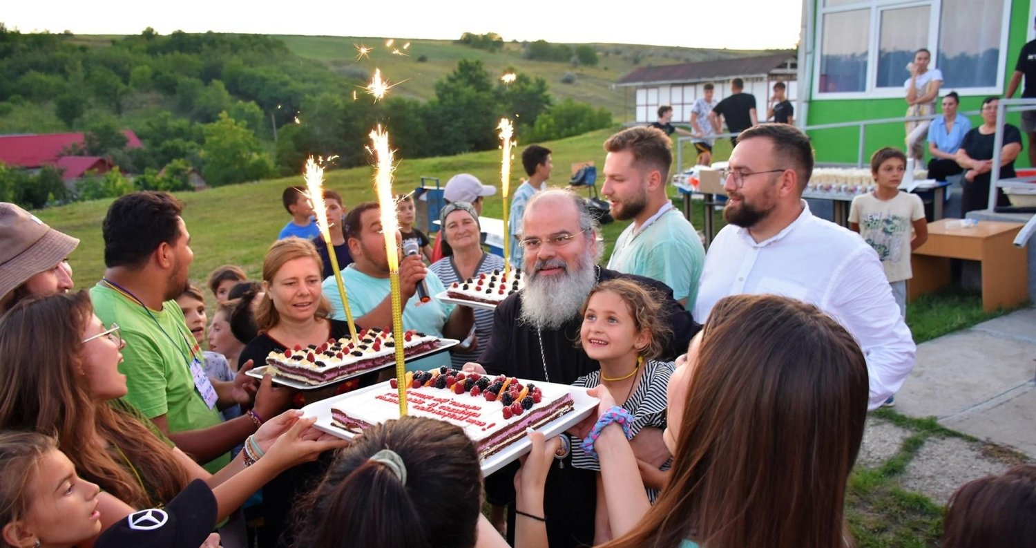 Ierarhul Hușilor alături de copiii din tabăra „Copilărie și credință” 263887