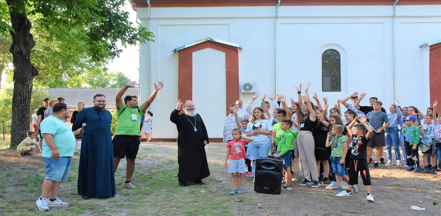 Ierarhul Hușilor alături de copiii din tabăra „Copilărie și credință” 263888