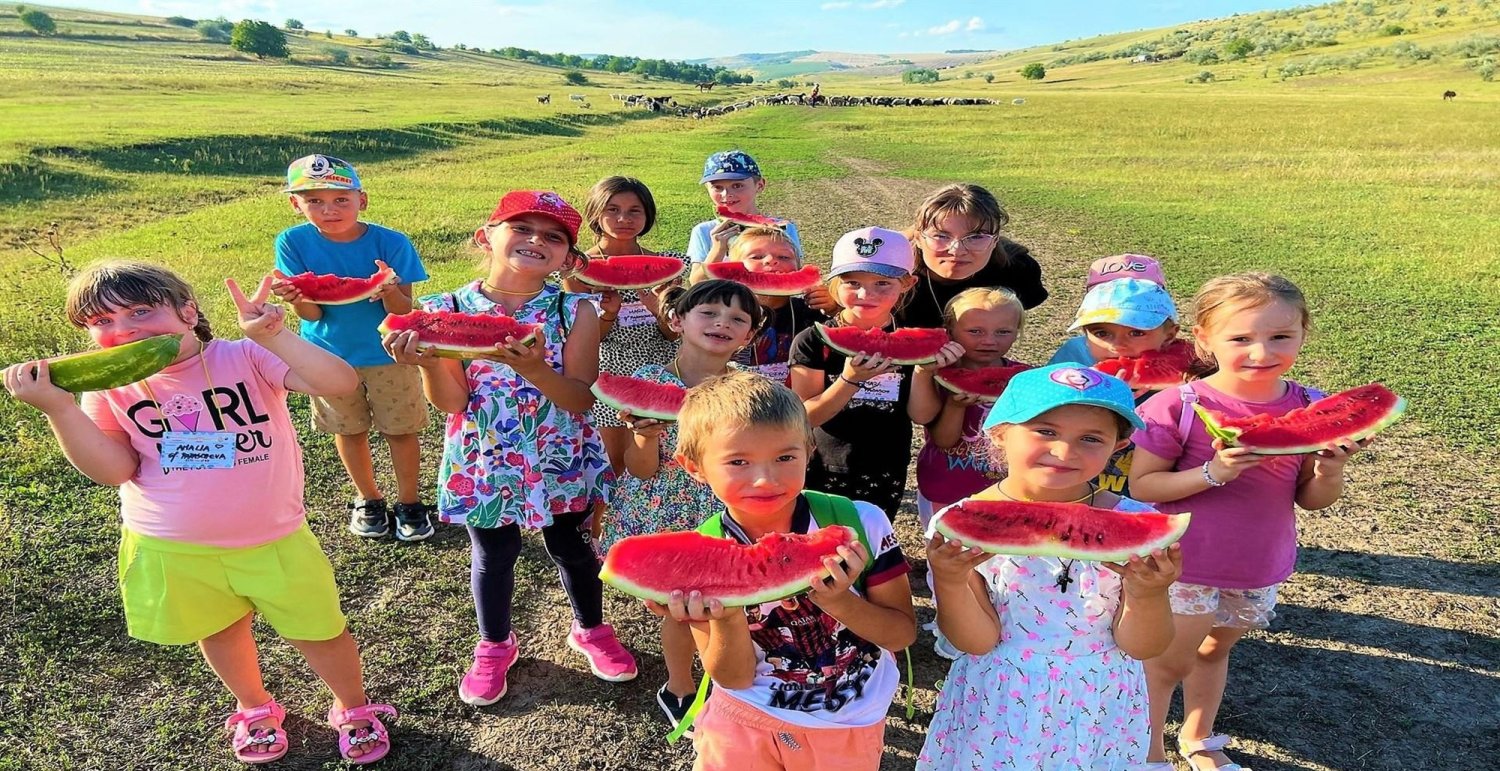 Ierarhul Hușilor alături de copiii din tabăra „Copilărie și credință” 263889