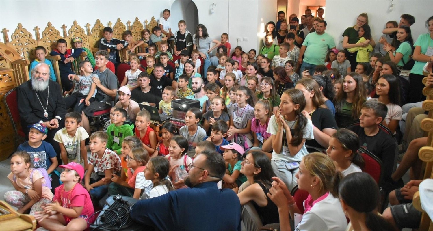 Ierarhul Hușilor alături de copiii din tabăra „Copilărie și credință” 263890