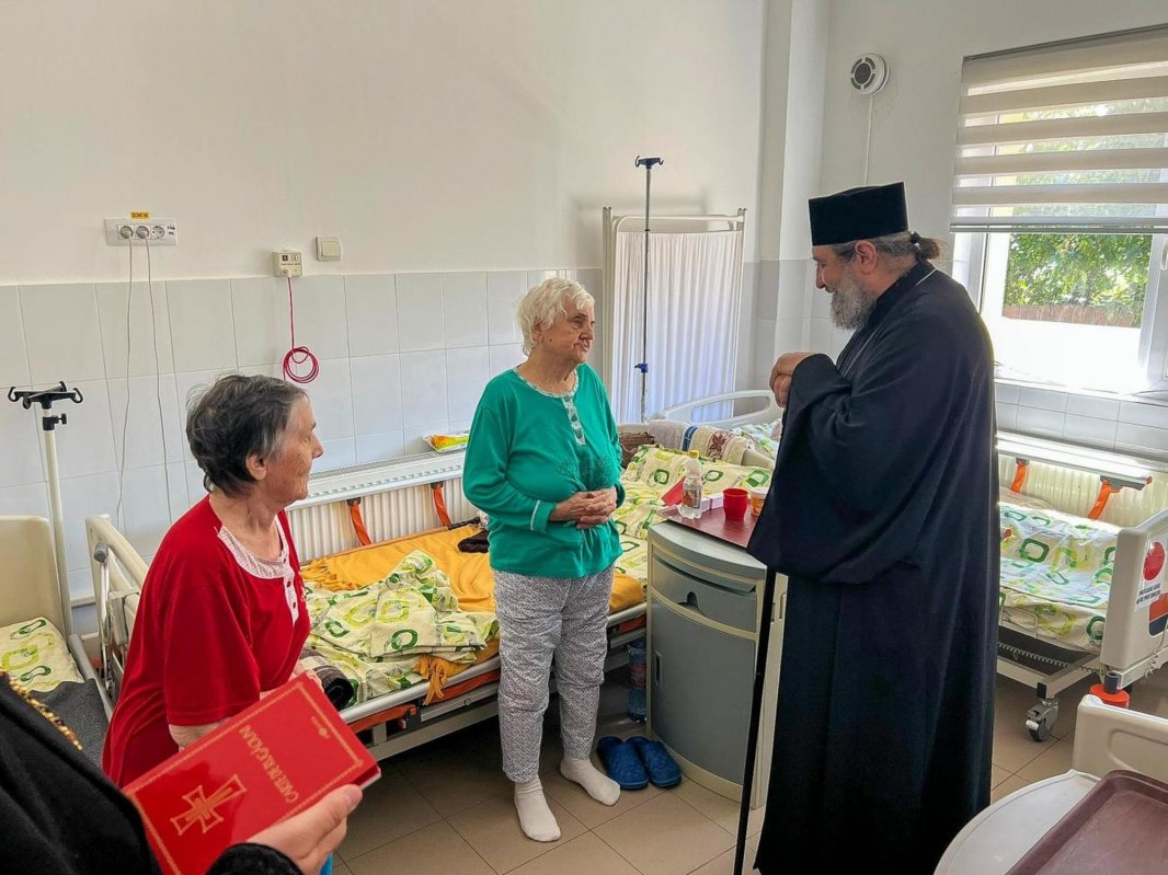 Rugăciuni și daruri pentru bătrânii din centrul de la Răducăneni 263891