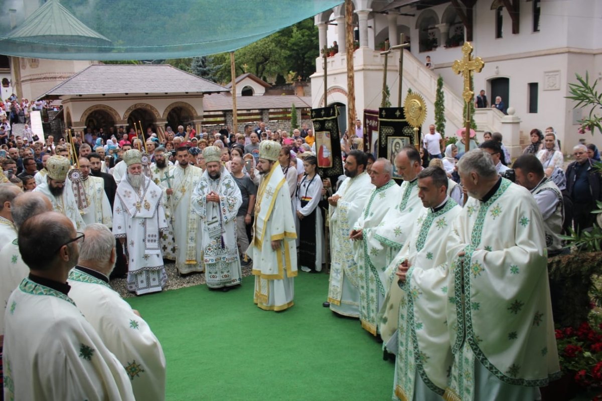 Mii de credincioşi la hramul Mănăstirii Lainici 264226