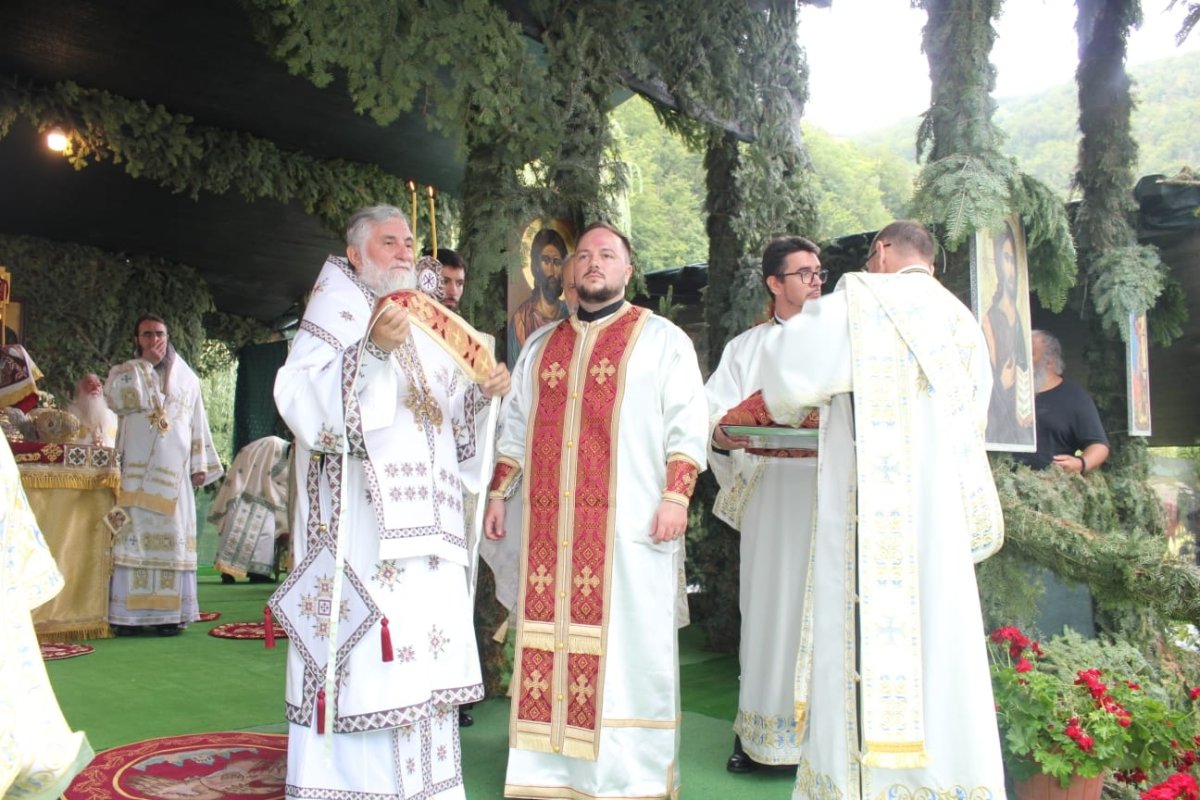 Mii de credincioşi la hramul Mănăstirii Lainici 264229