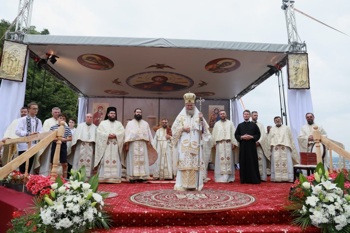 Slujire arhierească la schitul băimărean „Schimbarea la Faţă a Domnului” 264175