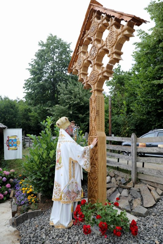 Slujire arhierească la schitul băimărean „Schimbarea la Faţă a Domnului” 264181