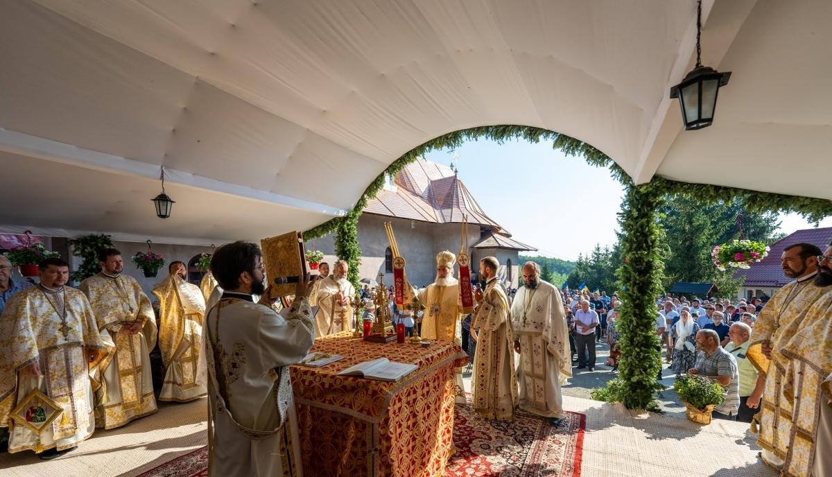 Bucurie și înnoire la Berzunți cu prilejul hramului Mănăstirii „Schimbarea la Față” 264379