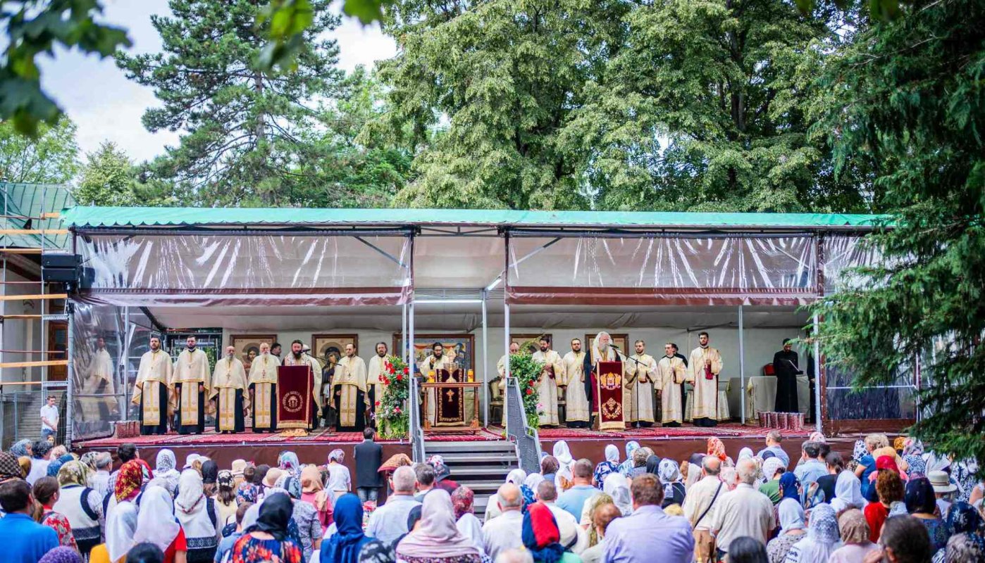 Maslu de obște săvârșit de doi arhierei la Suceava 264374