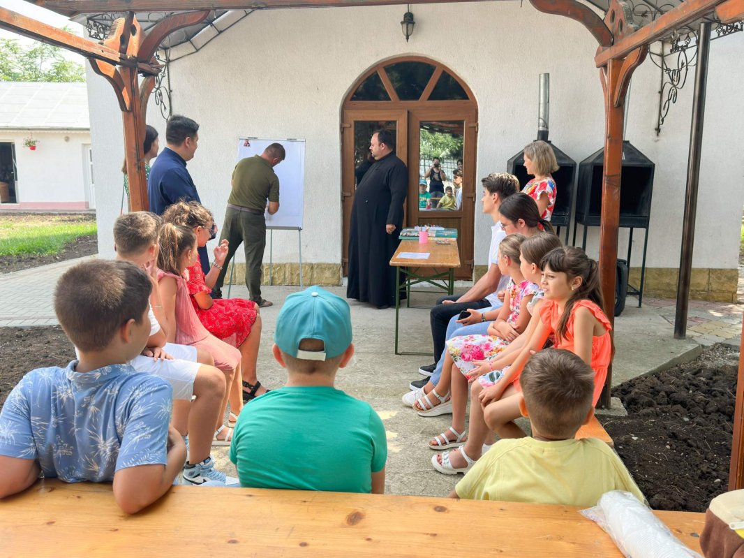 Atelier de pictură dedicat copiilor dintr-o localitate buzoiană 264532