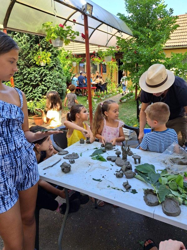 „Copiii și tinerii în tinda bisericii”, la şcoala de vară de la Velența I Oradea 264504