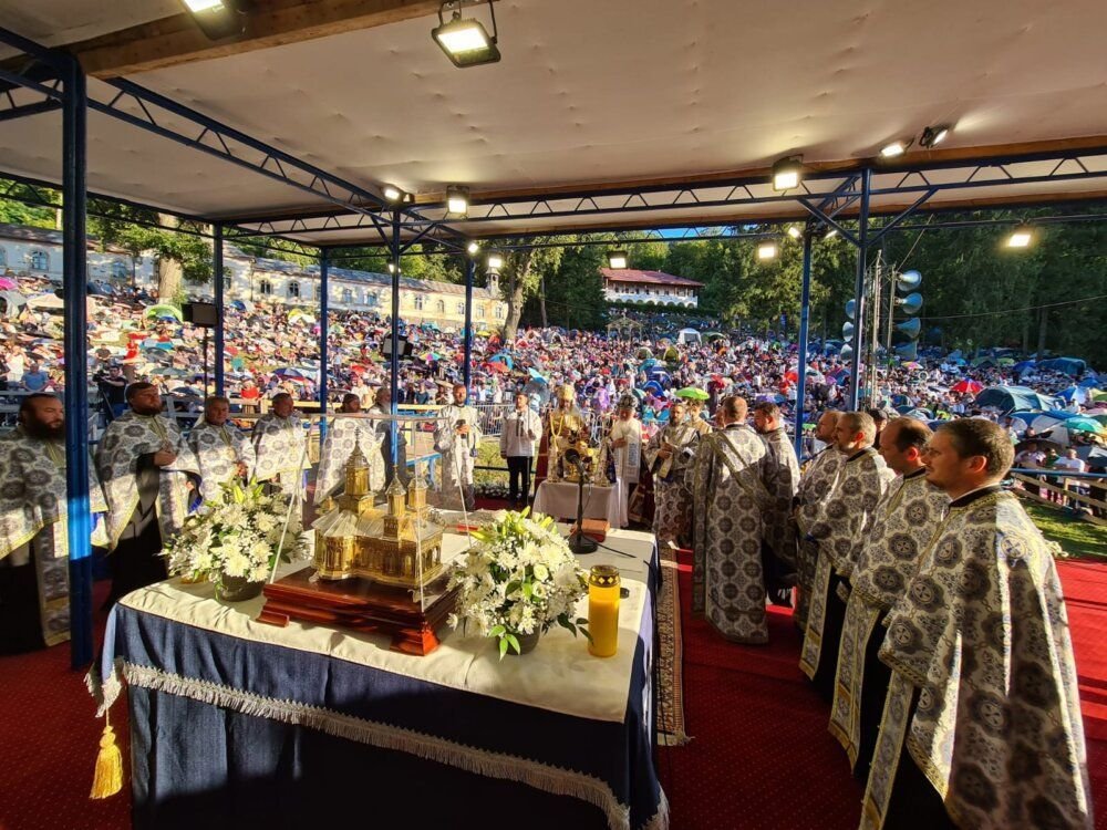 „Maica Domnului ne trage după ea, în lumina Fiului său” 264760