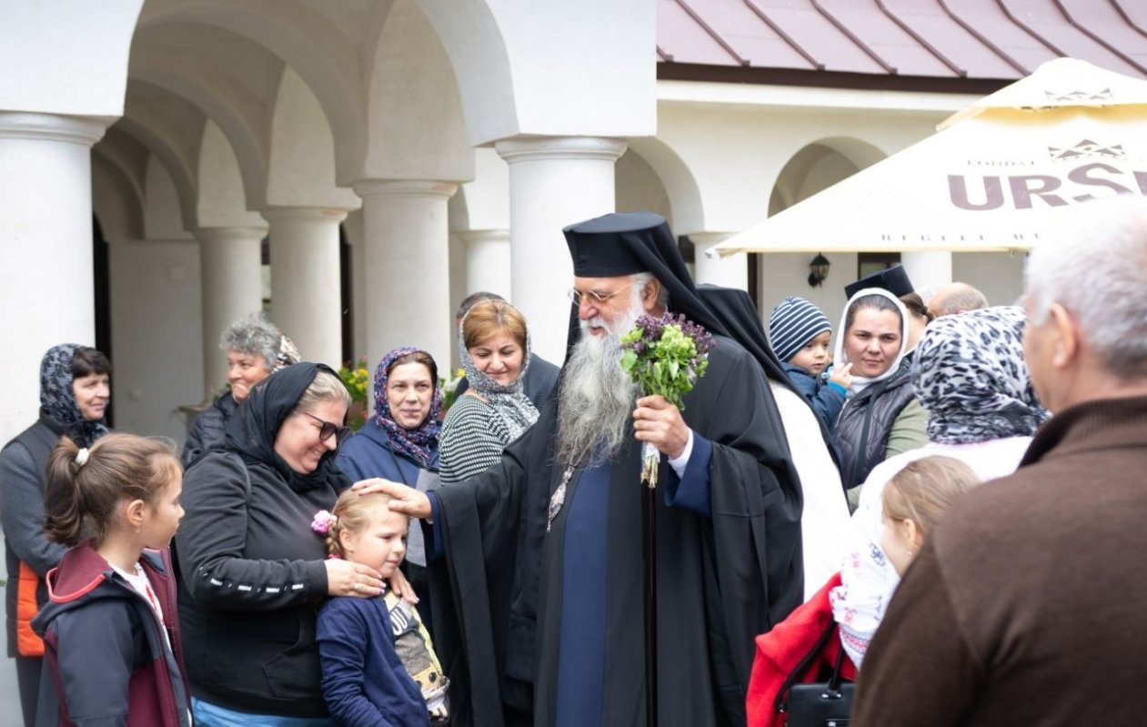 Popas de rugăciune la Mănăstirea Vârful lui Roman din Vâlcea 265034