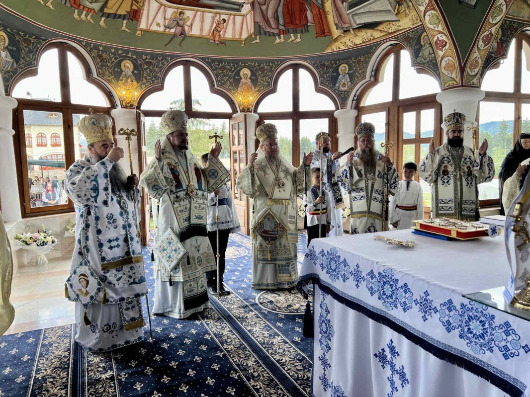 Cinci ierarhi au liturghisit la mănăstirea de la Izvoru Mureşului 265140