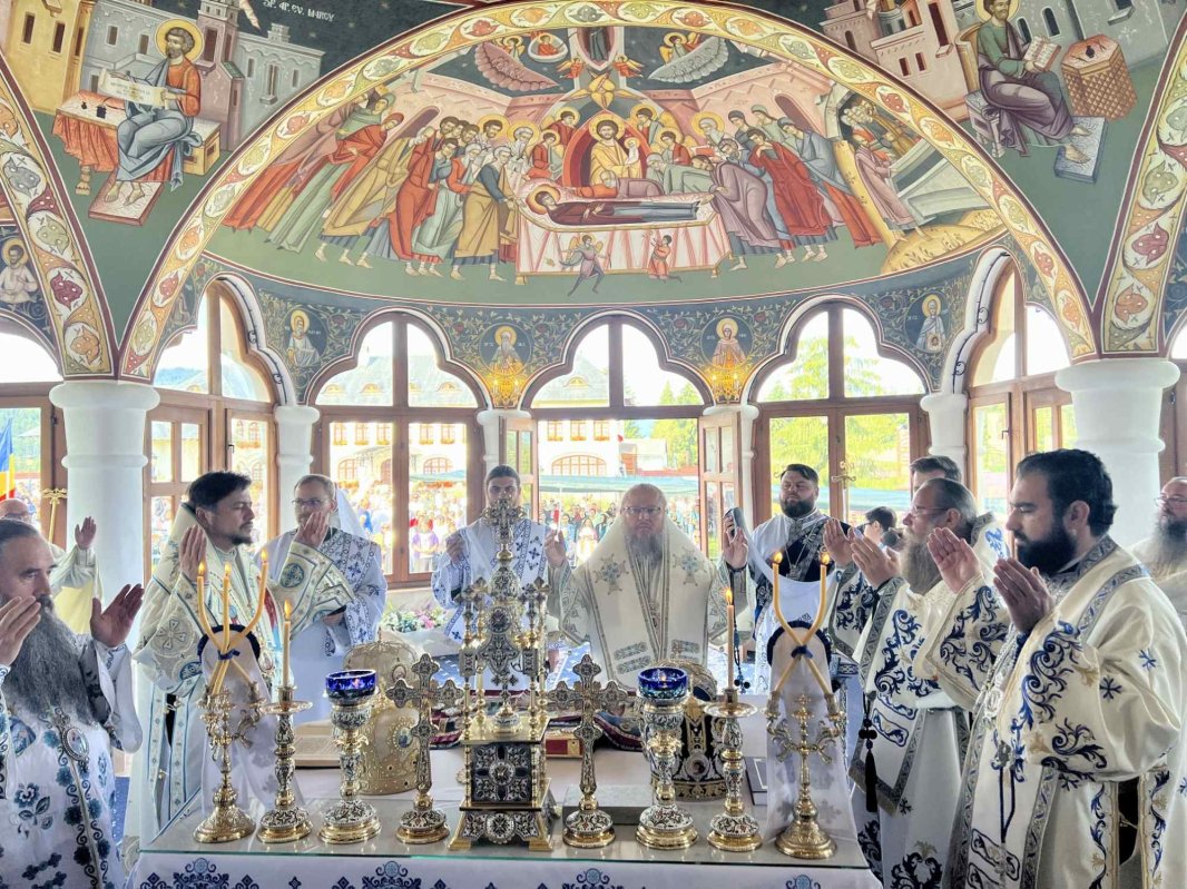 Cinci ierarhi au liturghisit la mănăstirea de la Izvoru Mureşului 265141
