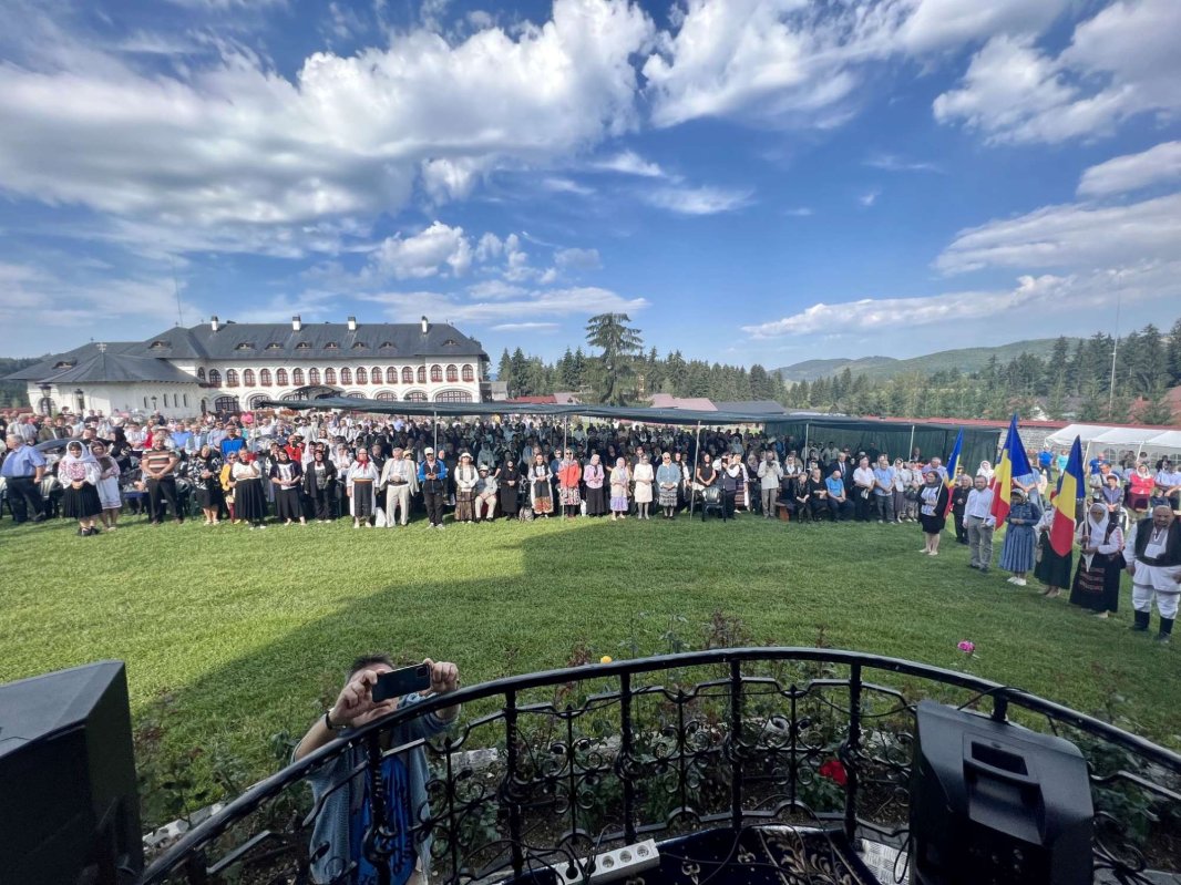 Cinci ierarhi au liturghisit la mănăstirea de la Izvoru Mureşului 265142
