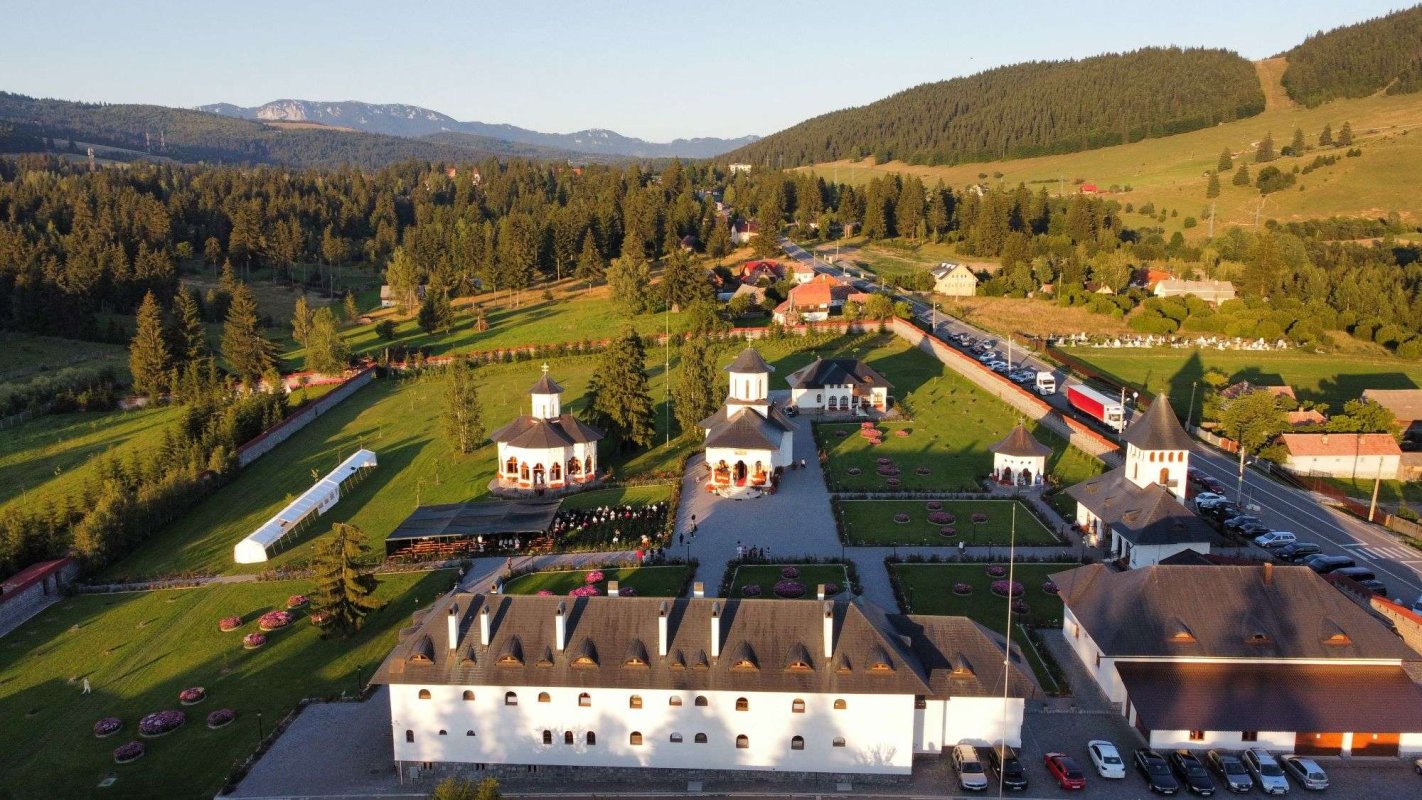 Cinci ierarhi au liturghisit la mănăstirea de la Izvoru Mureşului 265144