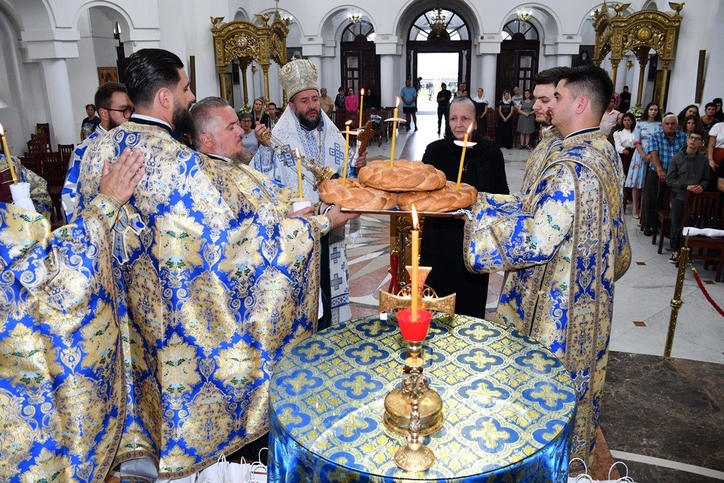Liturghie arhierească și hirotonie la Catedrala din Caransebeș 265184