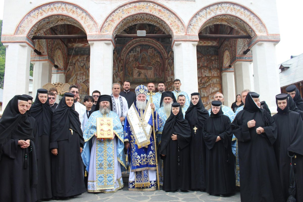 Praznic luminos la Mănăstirea Polovragi din județul Gorj 265166