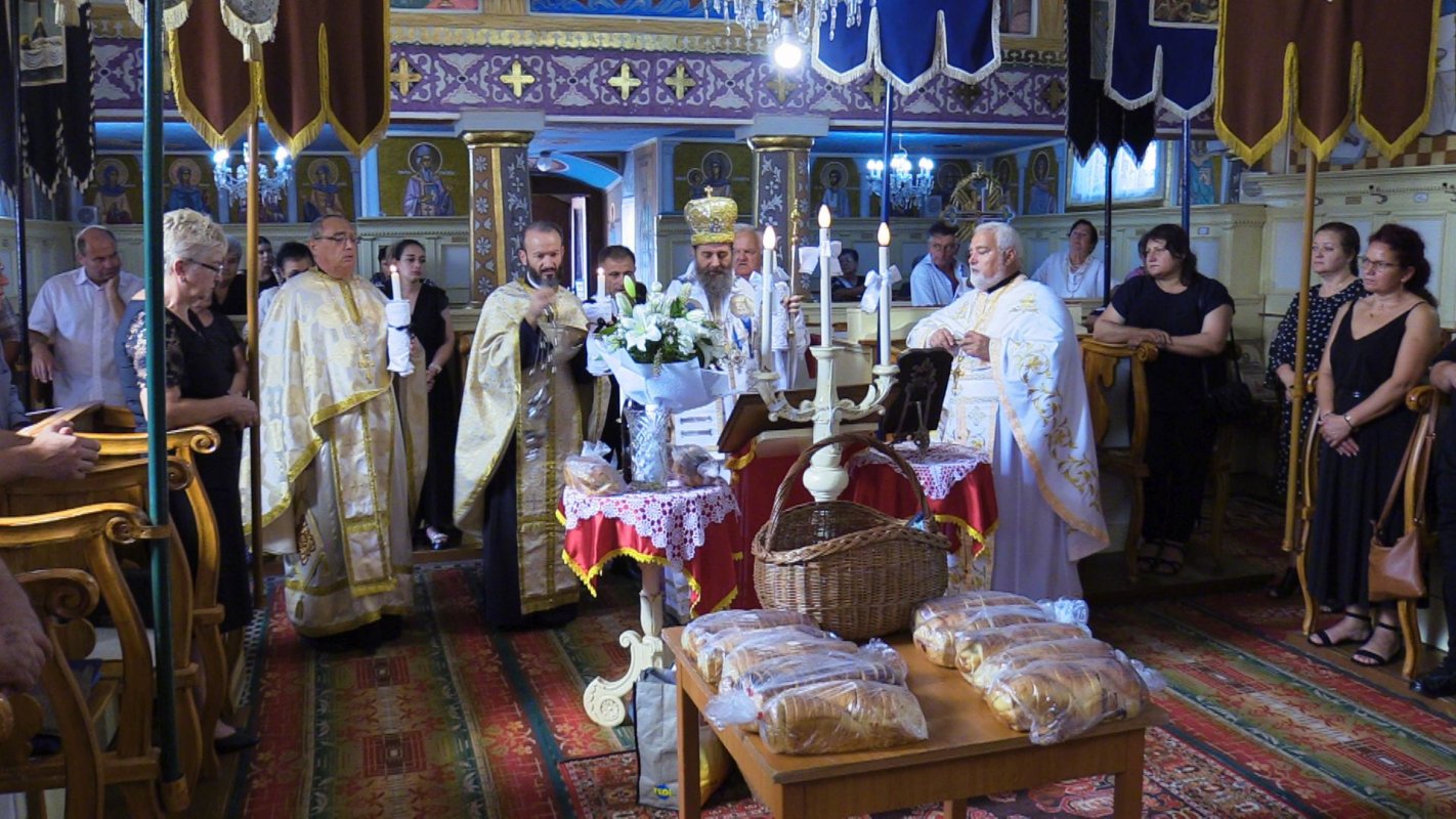 Credincioșii din Chitighaz s-au rugat împreună cu ierarhul lor 265478