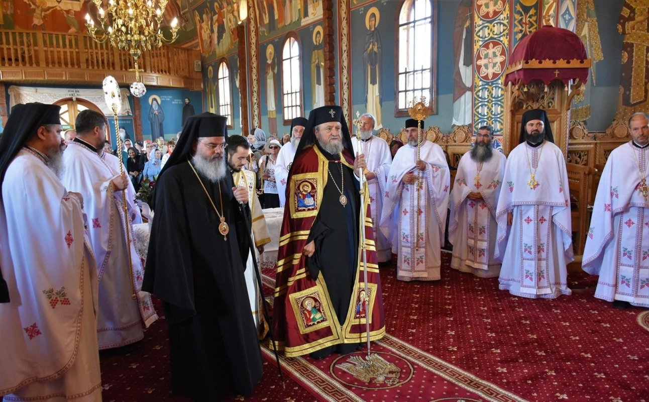 Doi Ierarhi au sfințit pictura bisericii „Pogorârea Duhului Sfânt” a Schitului Drăgești 265421