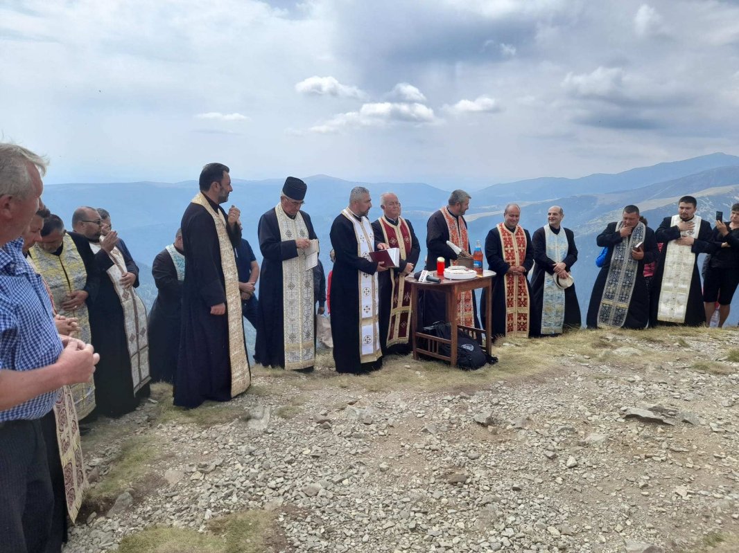 Sfințirea unei cruci pe Vârful Păpușa 265486