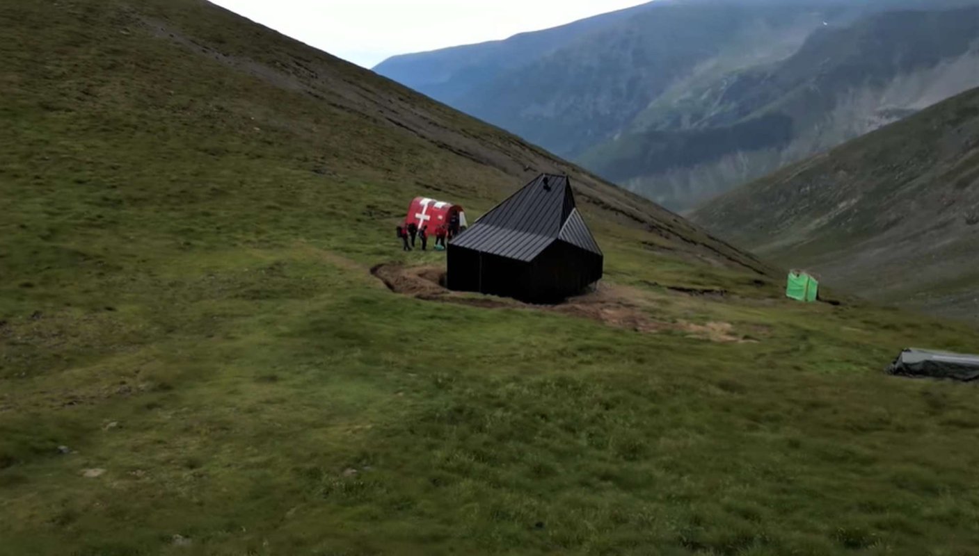 Refugiu pe traseul de creastă al munţilor Făgăraş 265593