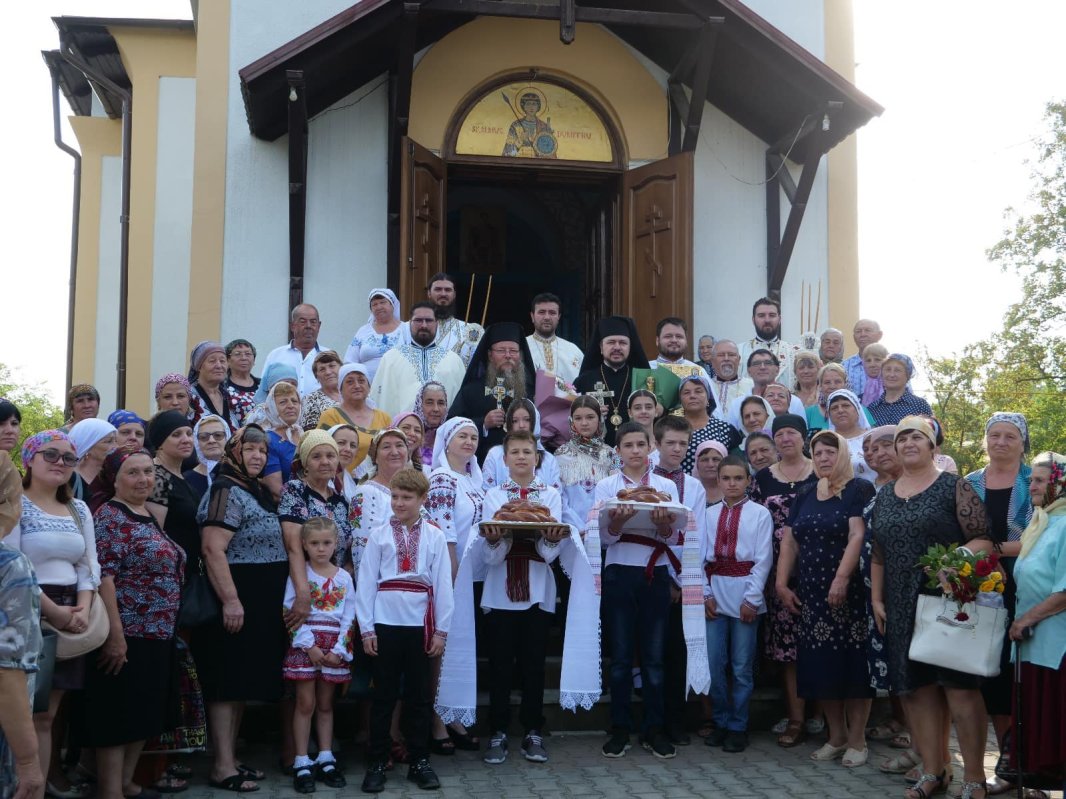 Doi ierarhi în mijlocul credincioșilor din Basarabia de Sud 265923