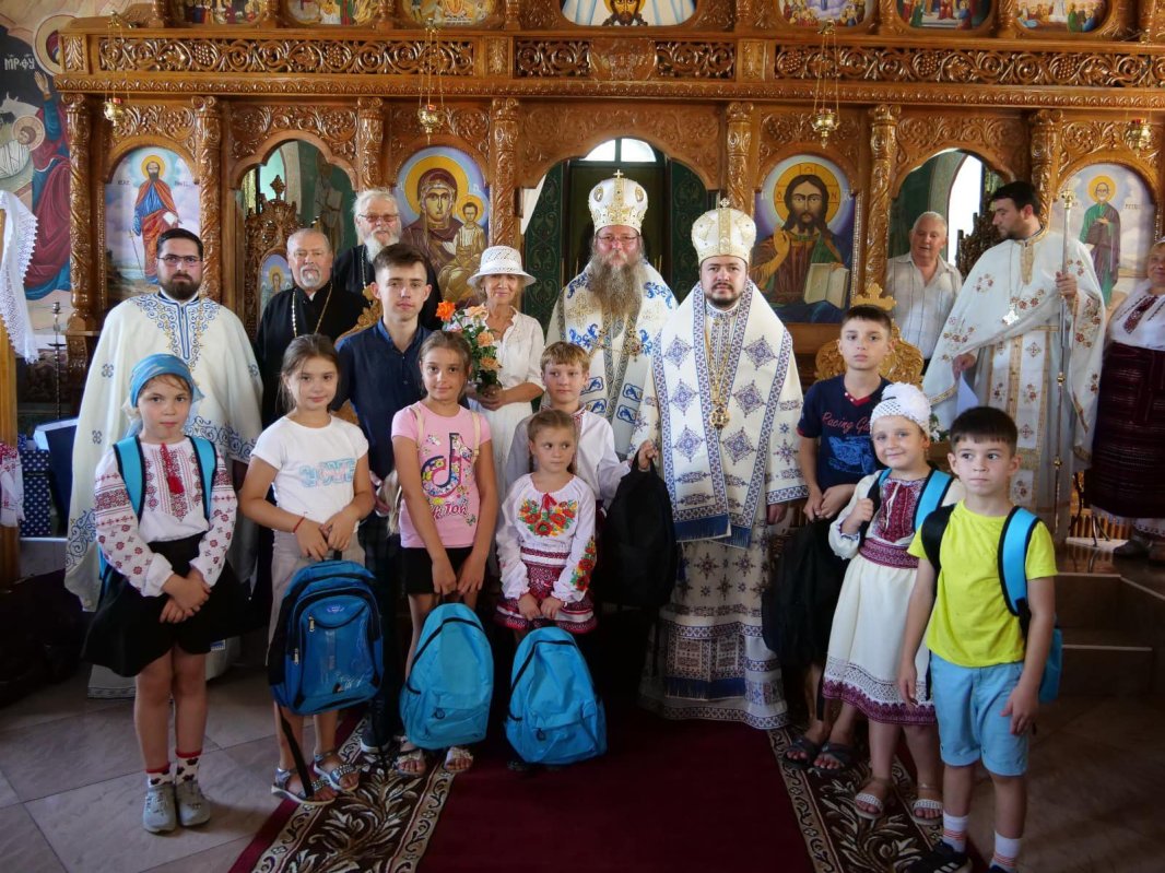 Doi ierarhi în mijlocul credincioșilor din Basarabia de Sud 265924