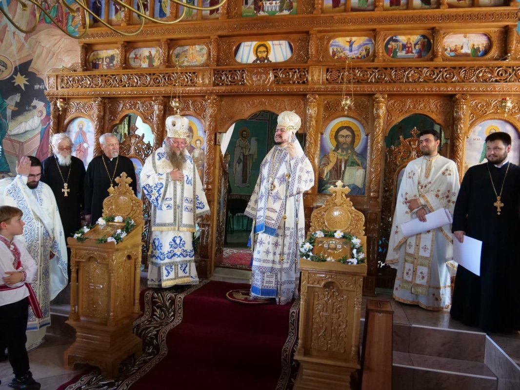 Doi ierarhi în mijlocul credincioșilor din Basarabia de Sud 265925
