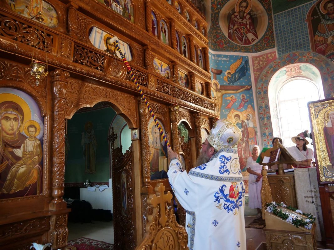 Doi ierarhi în mijlocul credincioșilor din Basarabia de Sud 265926
