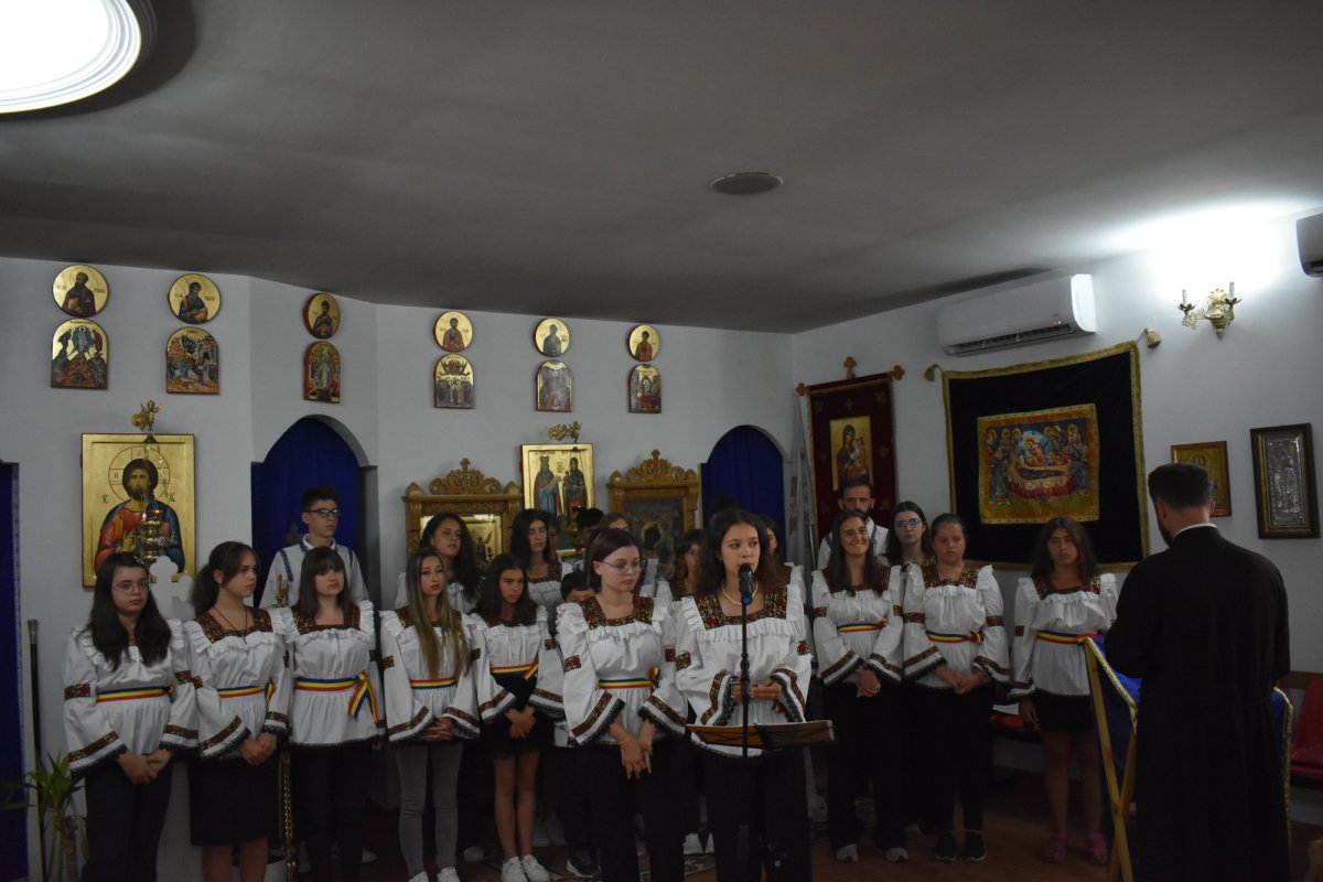 Binecuvântare la finalul unei tabere pentru tineri români din Spania 266001