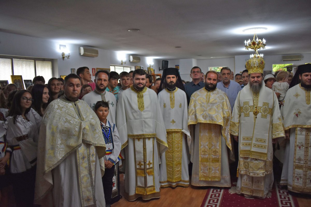 Binecuvântare la finalul unei tabere pentru tineri români din Spania 266006