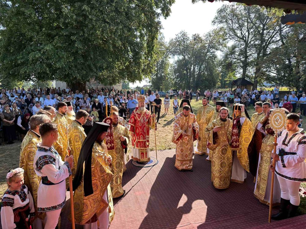 Episcopul Daciei Felix la o mănăstire din județul Suceava 266050