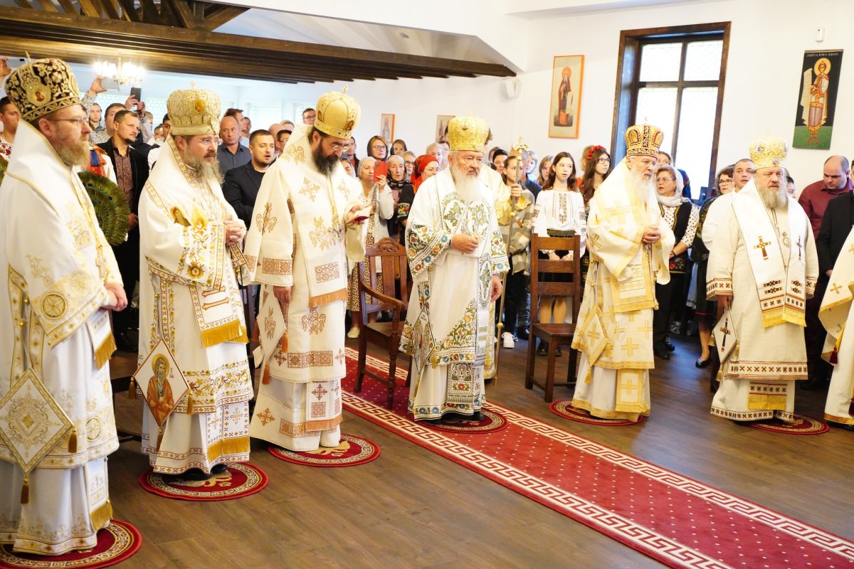 Slujire și comuniune la ceas aniversar în Episcopia Europei de Nord 266022