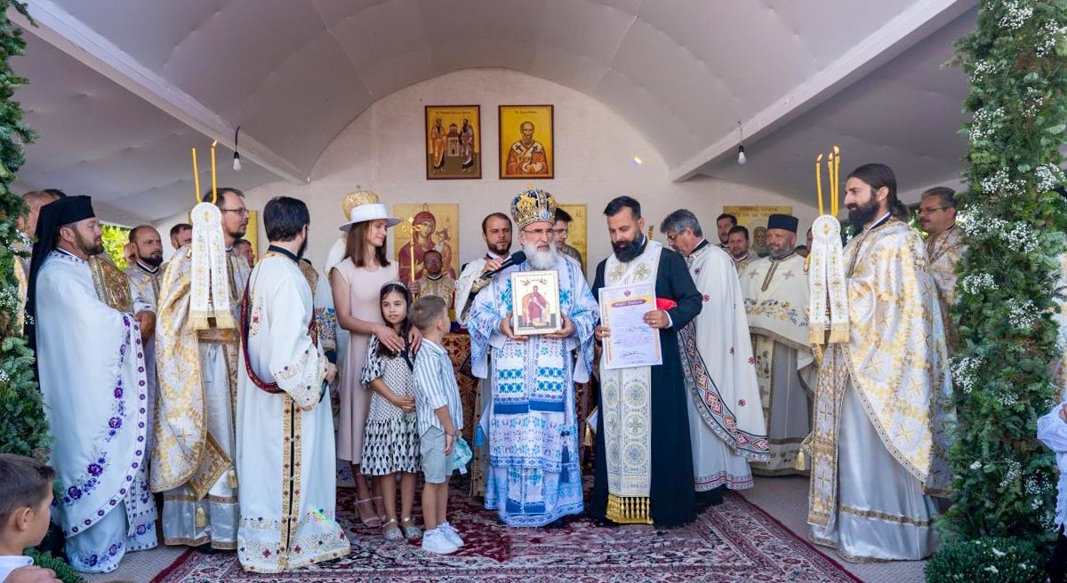 Doi ierarhi la o parohie din județul Bacău 267042