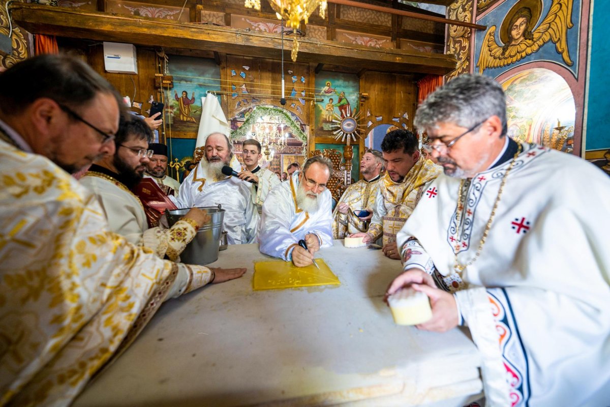 Doi ierarhi la o parohie din județul Bacău 267043