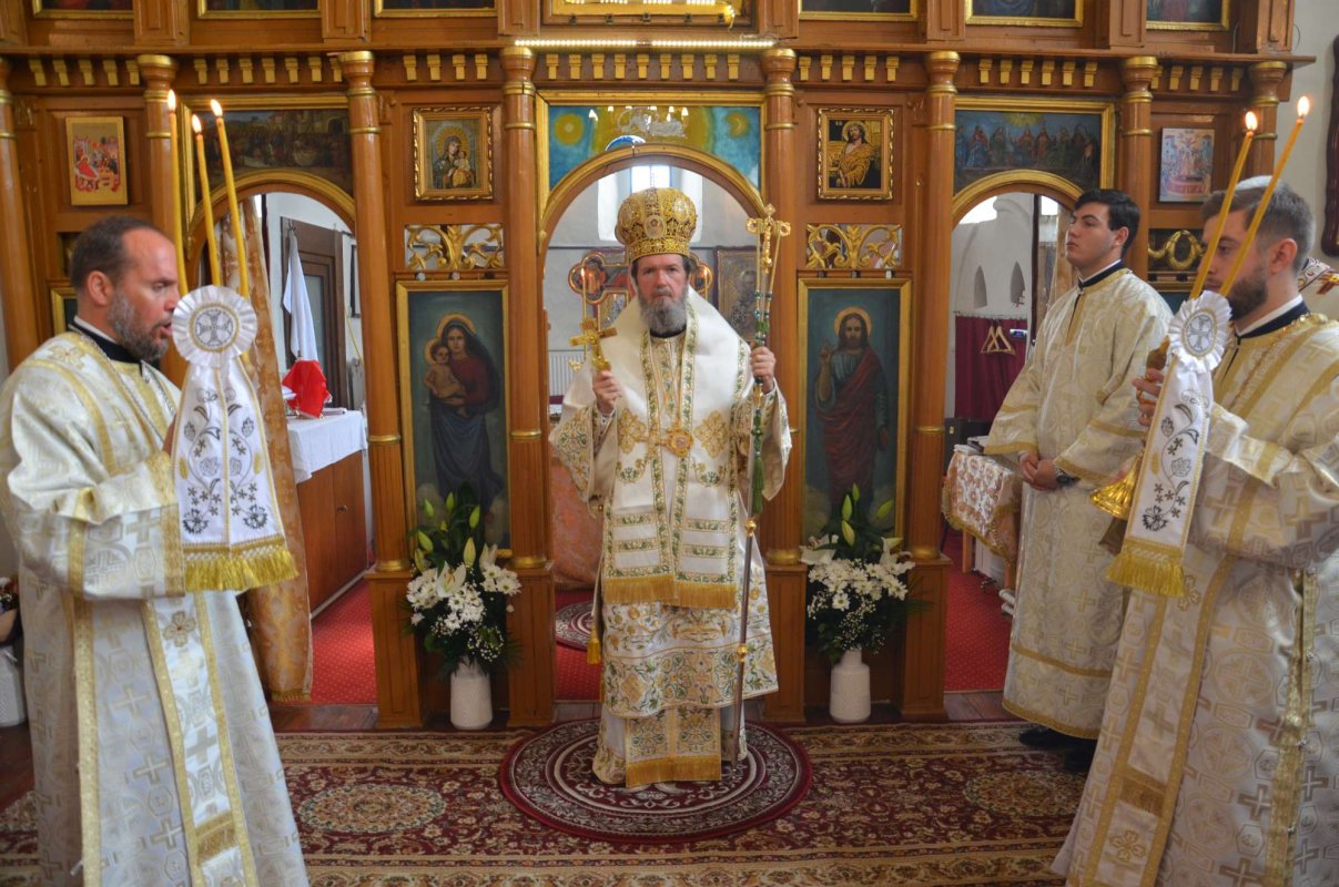 Liturghie arhierească în cea mai veche biserică de zid din Eparhia Oradiei 267100