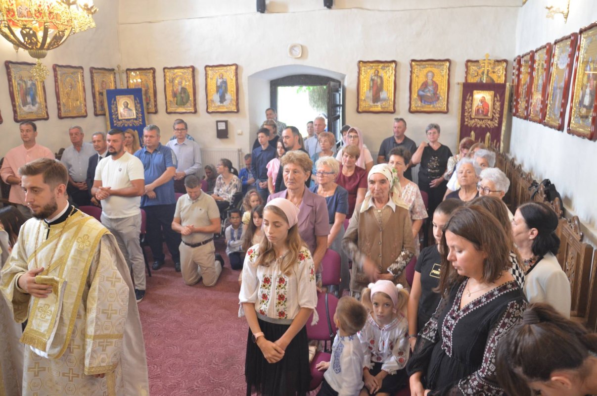 Liturghie arhierească în cea mai veche biserică de zid din Eparhia Oradiei 267101