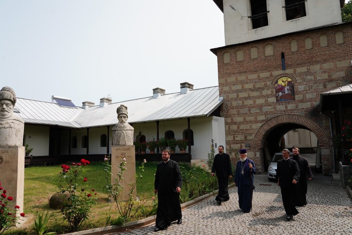 Vizite pastorale la biserici și așezăminte din județul Dâmbovița 267114