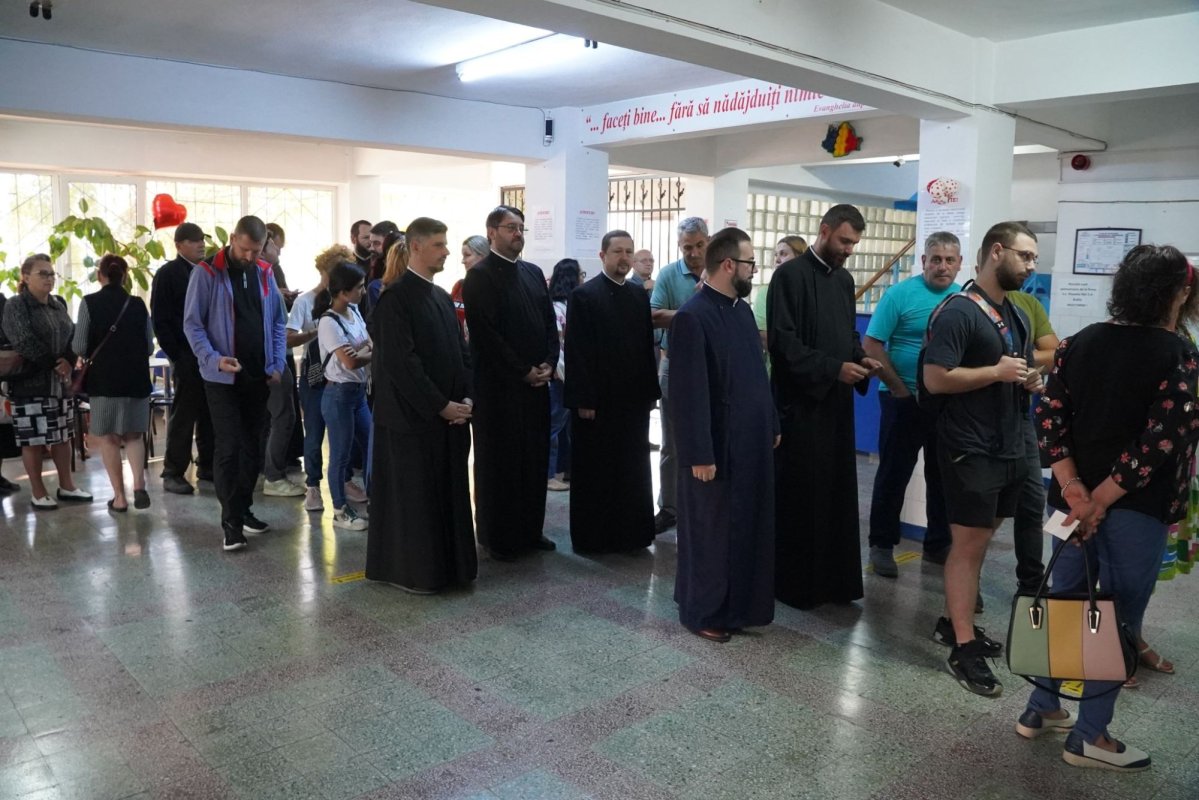 Preoţii şi credincioşii din Arhiepiscopia Dunării de Jos, solidari cu semenii aflaţi în suferinţă 267227