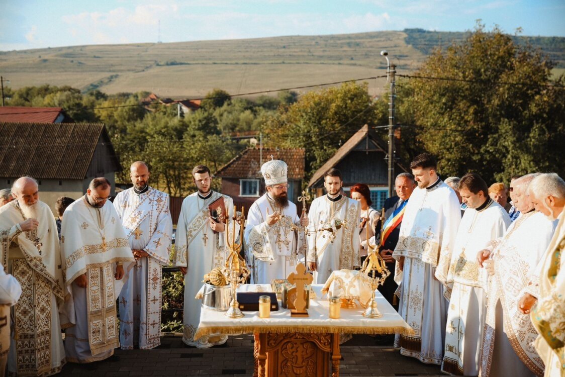 Resfințirea Bisericii „Adormirea Maicii Domnului” din Răscruci 267198