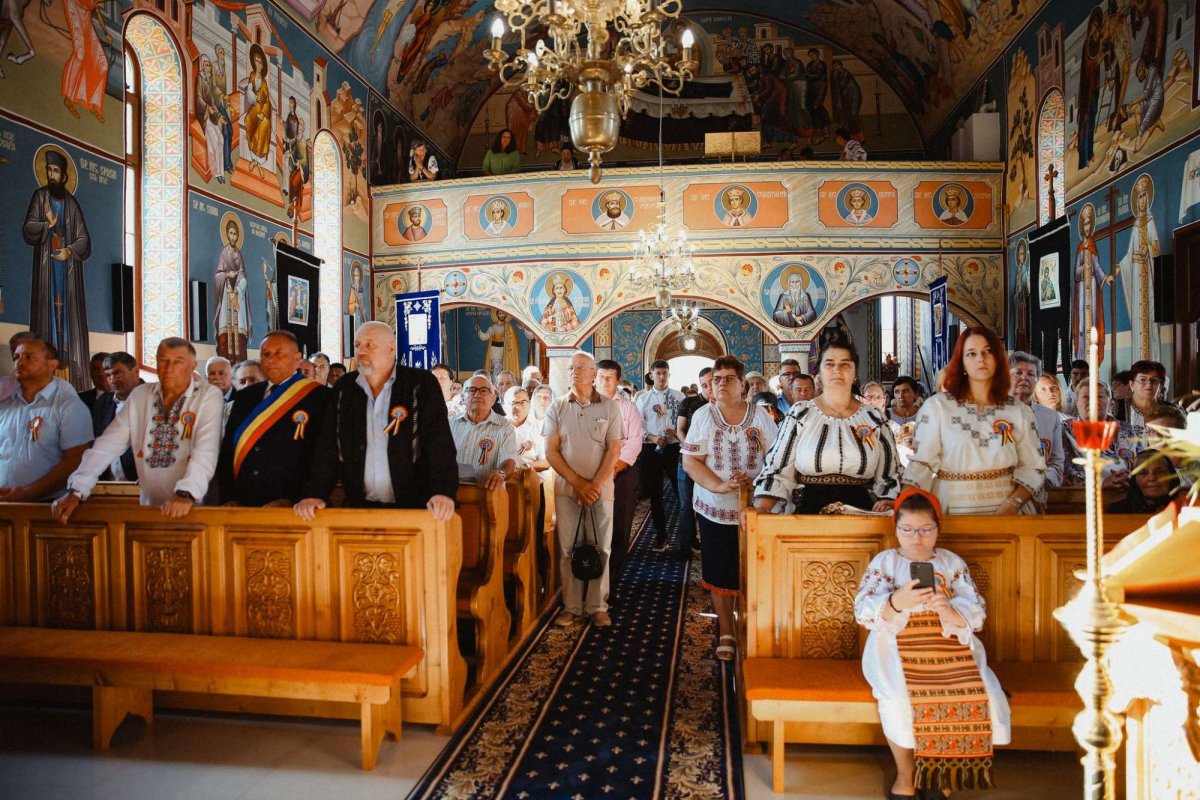 Resfințirea Bisericii „Adormirea Maicii Domnului” din Răscruci 267199