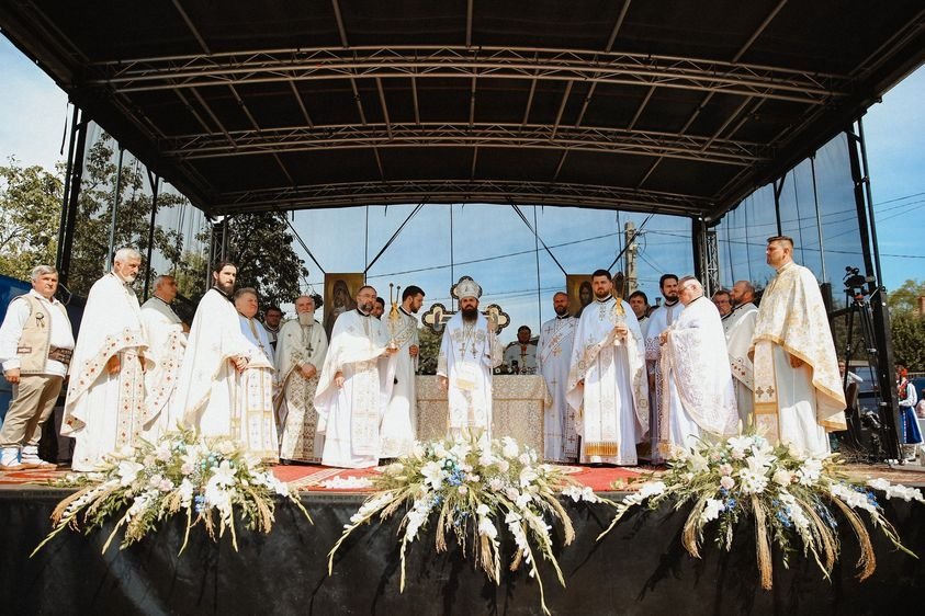 Resfințirea Bisericii „Adormirea Maicii Domnului” din Răscruci 267200