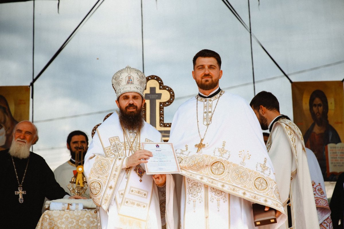 Resfințirea Bisericii „Adormirea Maicii Domnului” din Răscruci 267201