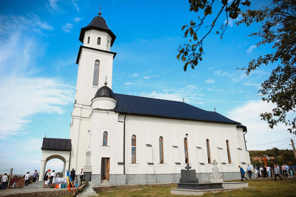 Resfințirea Bisericii „Adormirea Maicii Domnului” din Răscruci 267202