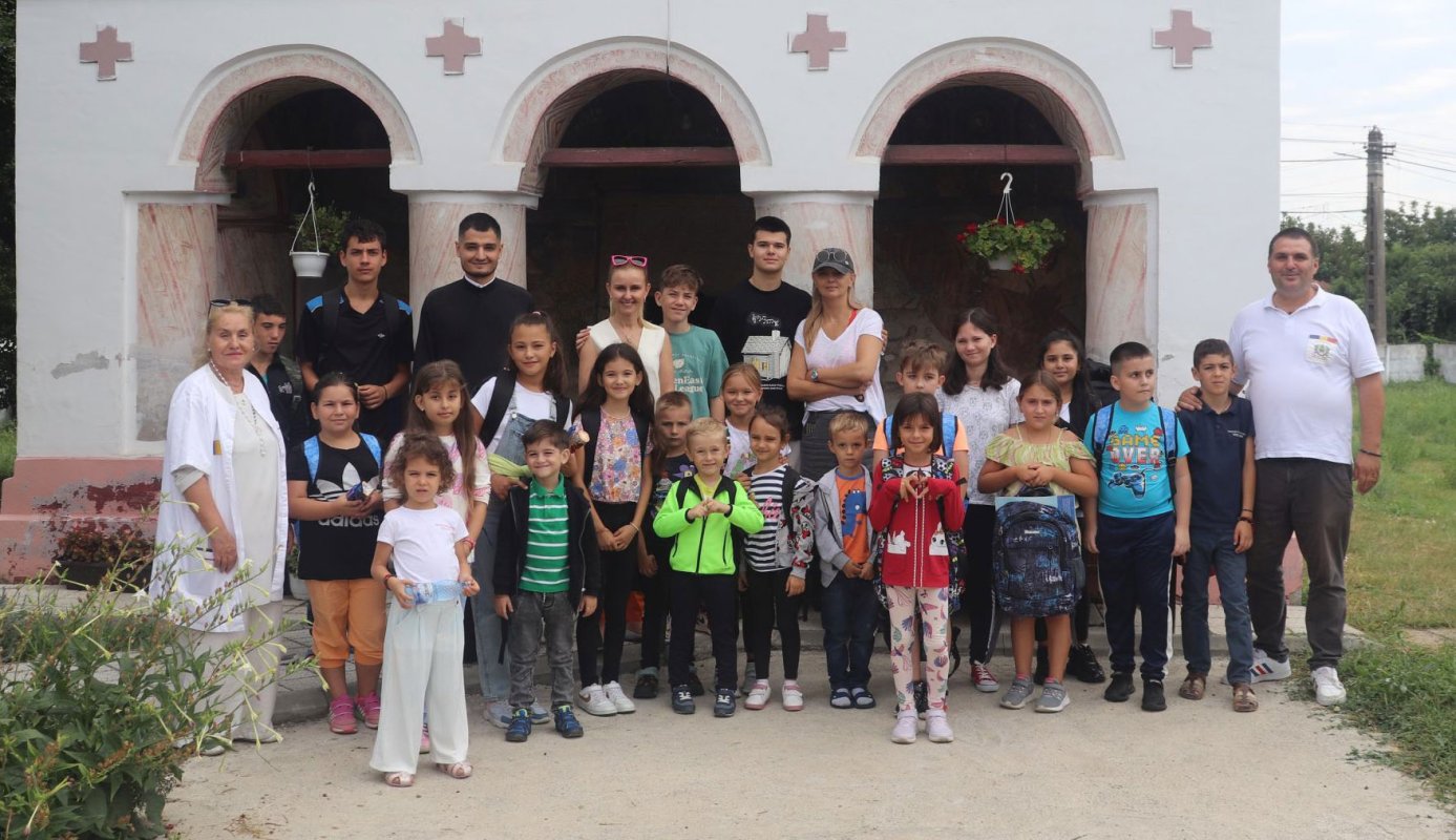 Campania „Ajutor pentru elevi” în două parohii prahovene 267360