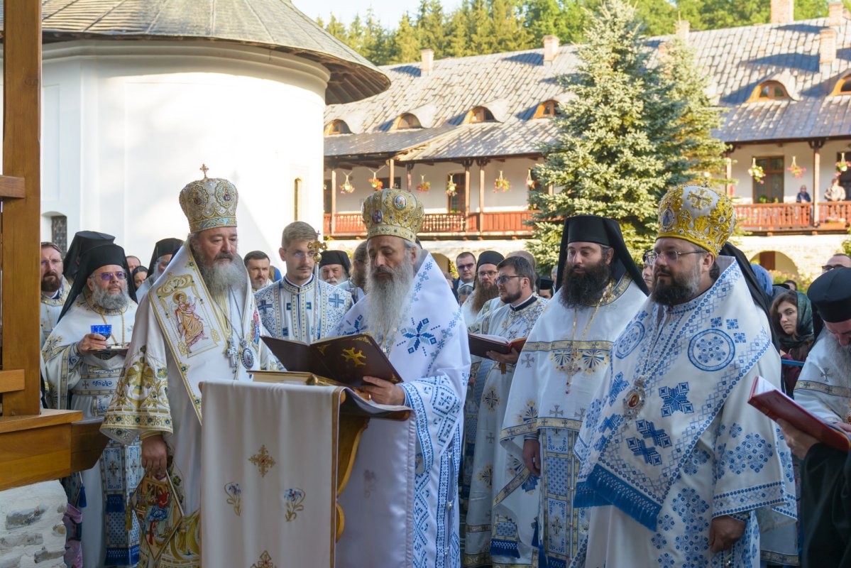 Trei ierarhi au săvârşit slujba de târnosire a paraclisului închinat Sfinţilor Părinţi Ioachim şi Ana 267472