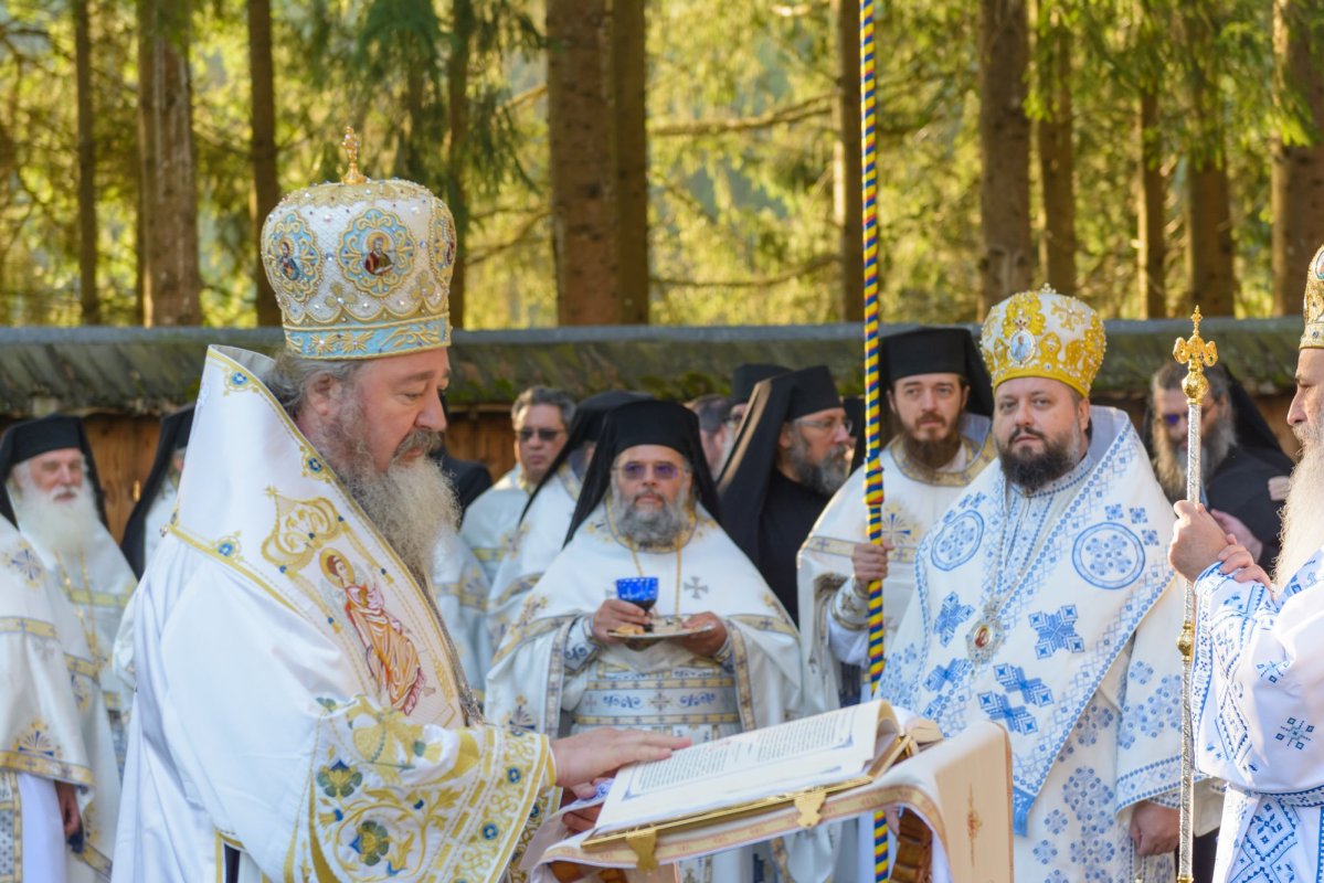 Trei ierarhi au săvârşit slujba de târnosire a paraclisului închinat Sfinţilor Părinţi Ioachim şi Ana 267474