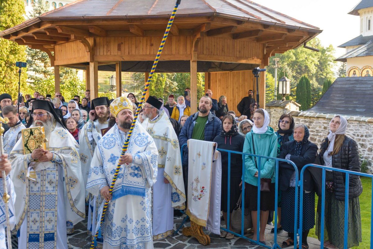 Trei ierarhi au săvârşit slujba de târnosire a paraclisului închinat Sfinţilor Părinţi Ioachim şi Ana 267475