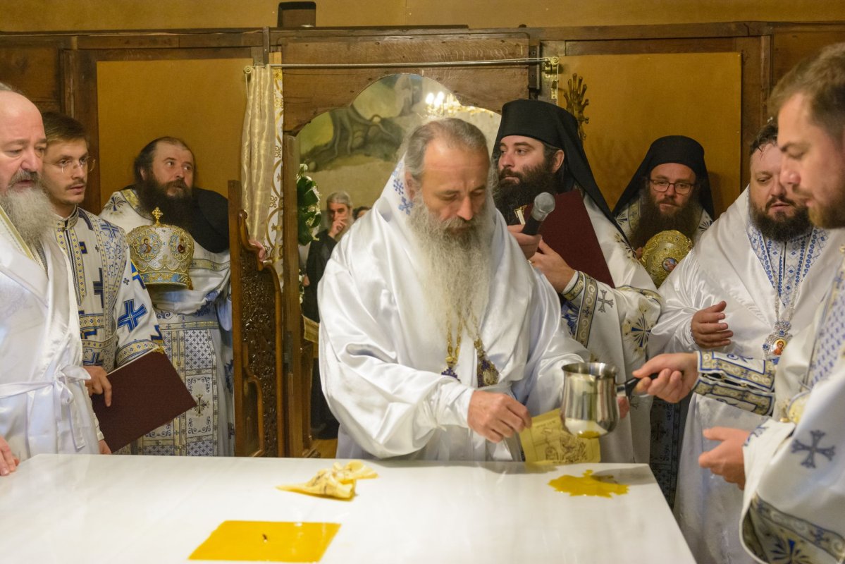 Trei ierarhi au săvârşit slujba de târnosire a paraclisului închinat Sfinţilor Părinţi Ioachim şi Ana 267476